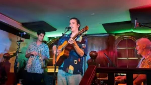 Concierto de Mr.Kilombo en Avalon CafÃ© Zamora tocando la guitarra y mÃºsicos acompaÃ±antes en el escenario.